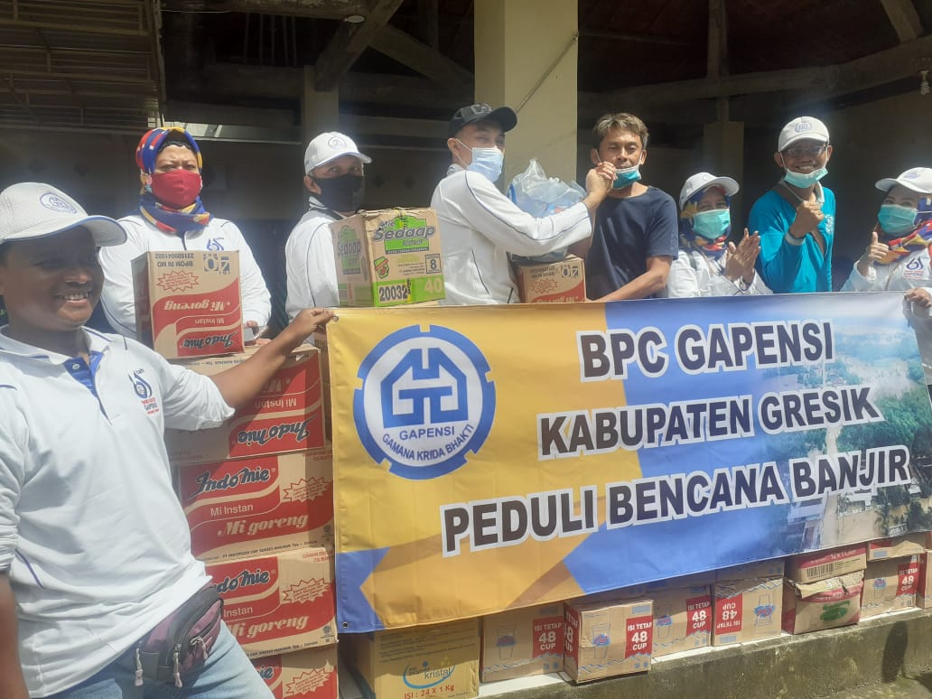 Peduli Korban Banjir, Keluarga BPC Gresik Berikan Sembako Pada Warga