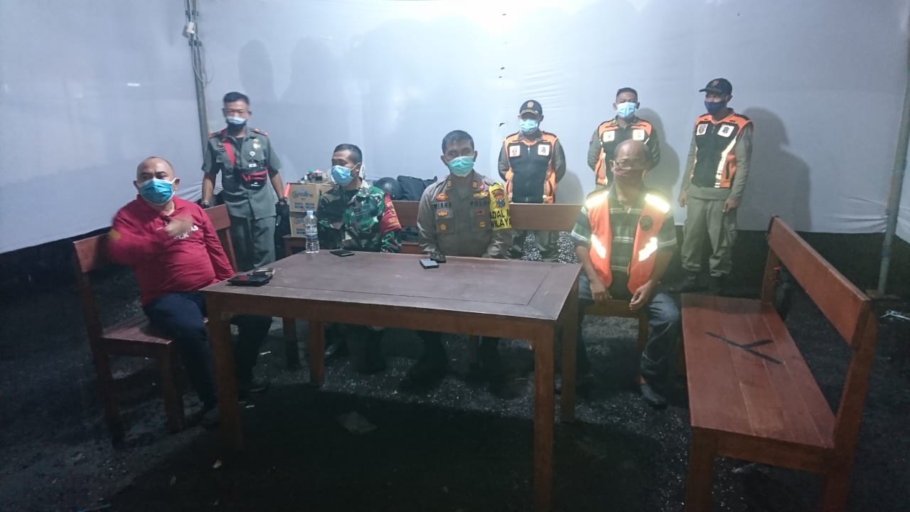 Tiga Pilar Kecamatan Sawahan, Siaga di Pos Pertigaan Kupang Pantau Pergantian Tahun.
