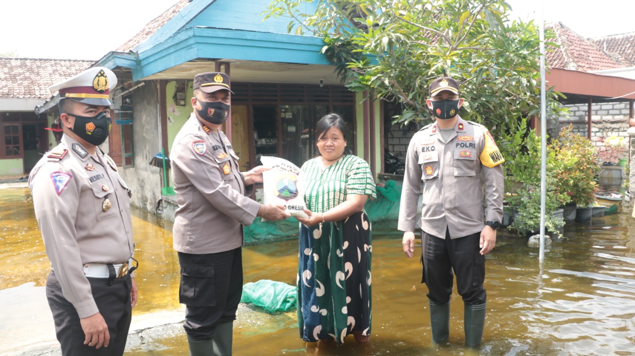Korban Luapan Kali Lamong di Cerme, Dapat Bantuan Sembako Dari Polres Gresik.