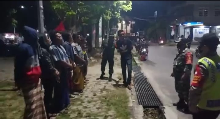 Antisipasi Lonjakan Covid-19 di Pulau Bawean, Polsek Sangkapura dan Tambak Bersama Petugas Gabungan Perketat OPS. Yustisi.
