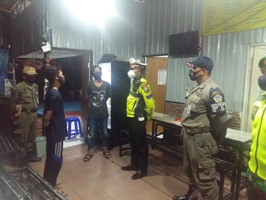 Pemberlakuan Jam Malam PPKM, Polres Gresik Gelar Ops. Yustisi, Sasar Pengunjung Warkop, Cafe dan Kerumunan Massa
