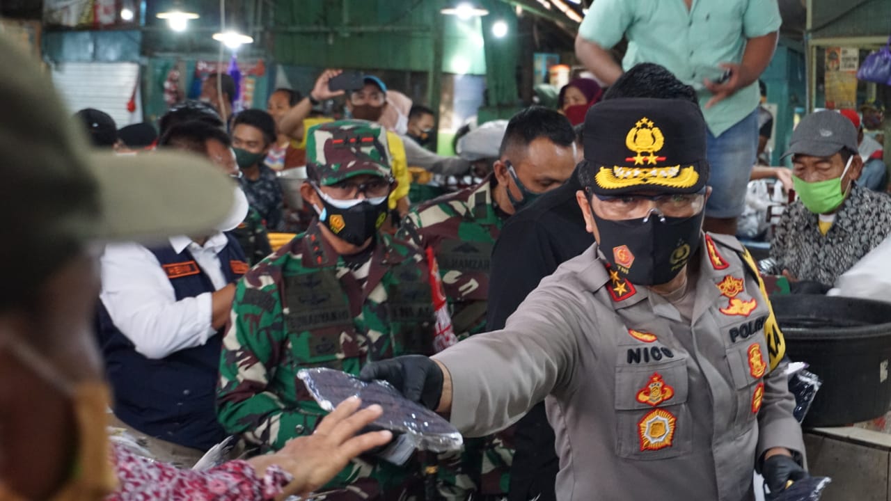 Forkopimda Jatim Bagikan 20 Ribu Masker dan 5 Ribu Paket Sembako, di Pasar Ikan Pabean