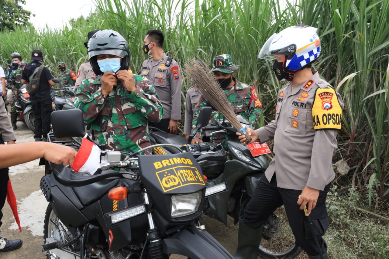 Kapolda Jatim Puji Babinsa dan Bhabinkamtibmas, Bawa Sapu Lidi Untuk Bersihkan Rumah Warga