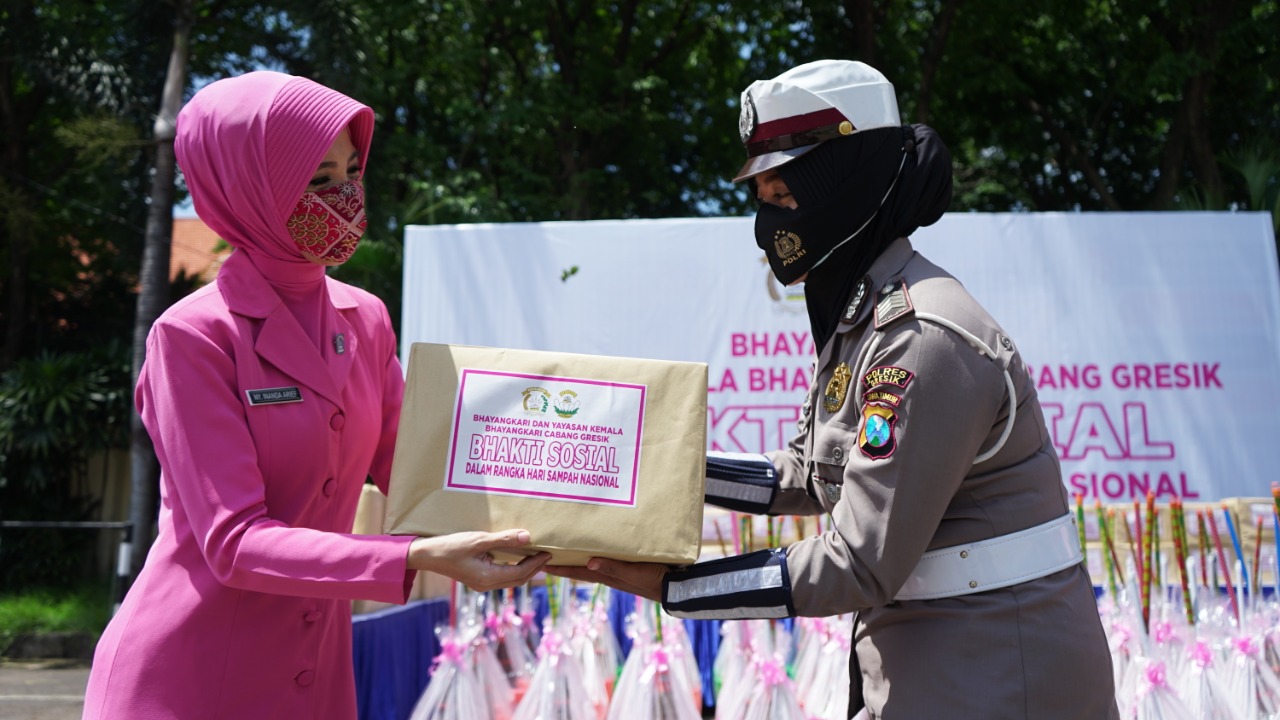 Bhayangkari Cabang Gresik Adakan Bhaksos, Di Hari Peduli Sampah Nasional