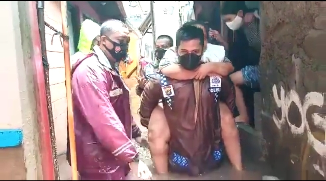 "Kisah Heroik" Kapolsek Cilandak Gendong dan Kapolsek Kambangan Dorong Gerobak, Selamatkan Korban Banjir 