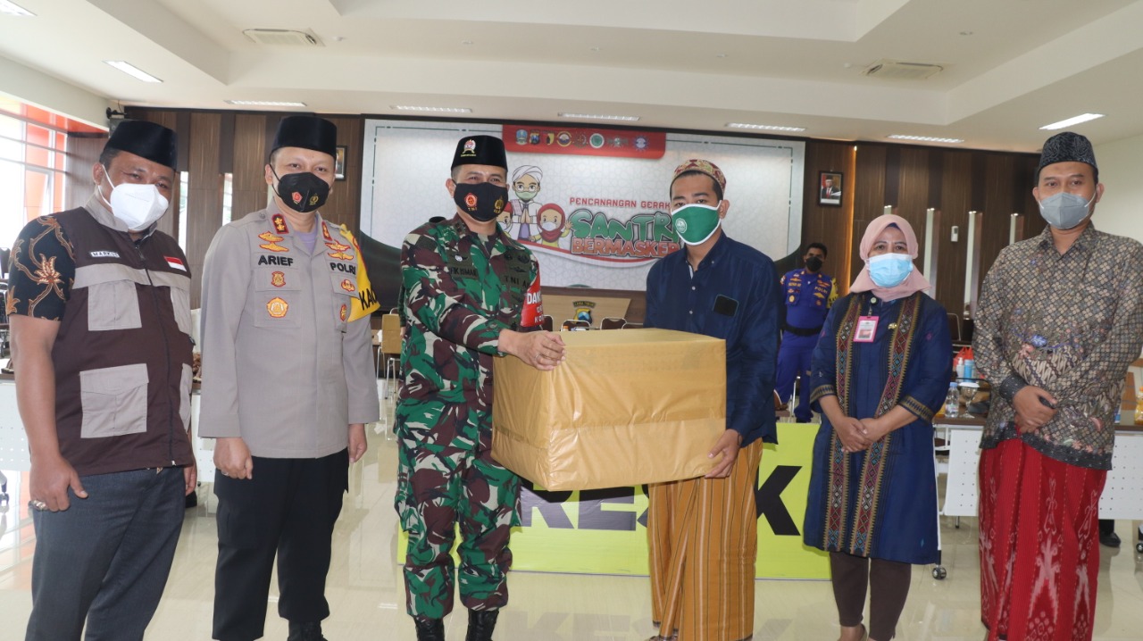 Kapolres Gresik, Hadiri Vidcon Pencanangan Santri Bermasker