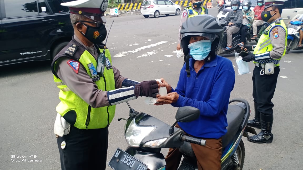 Polres Gresik, Rutin Bagikan Nasi Bungkus, Pada Warga terdampak Covid