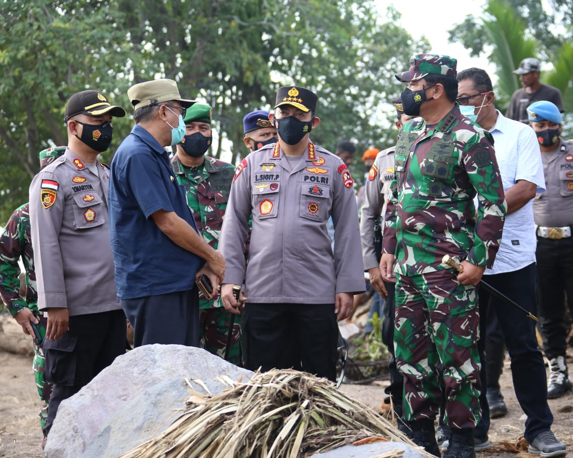 Tinjau NTT, Panglima TNI dan Kapolri Fokus Evakuasi Korban dan Kirim Bantuan