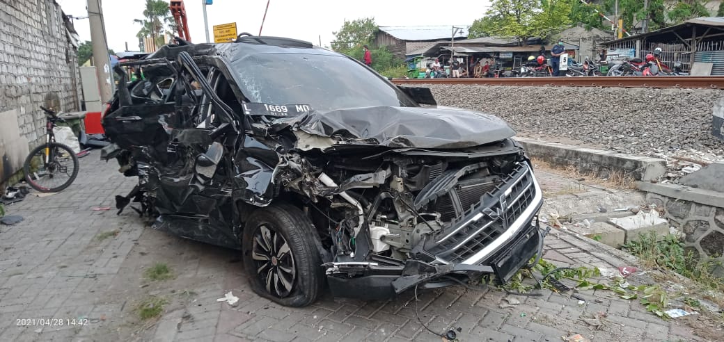 Lampu Perlintasan Tidak Nyala, Mobil Diseruduk Kereta Api, 1 orang Meninggal Dunia