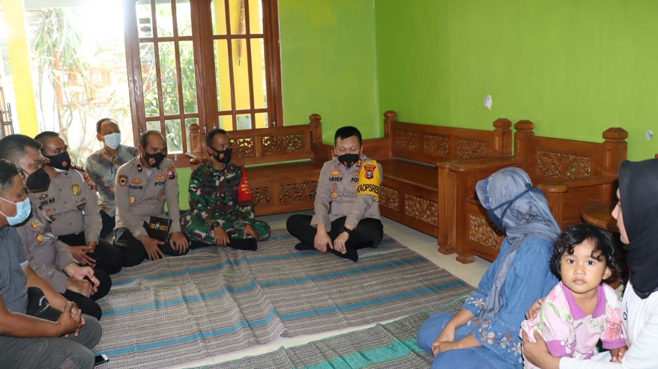 Beri Dukungan Moral, Kapolres Gresik Silahturahmi ke Keluarga Korban KRI Nanggala-402