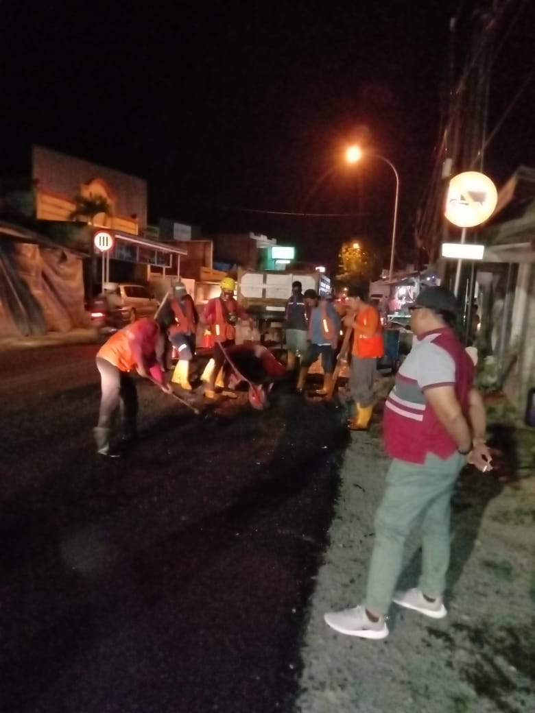 Kebut Perbaikan Jalan Berlubang, Tim URC Bekerja Hingga Pagi Dini Hari