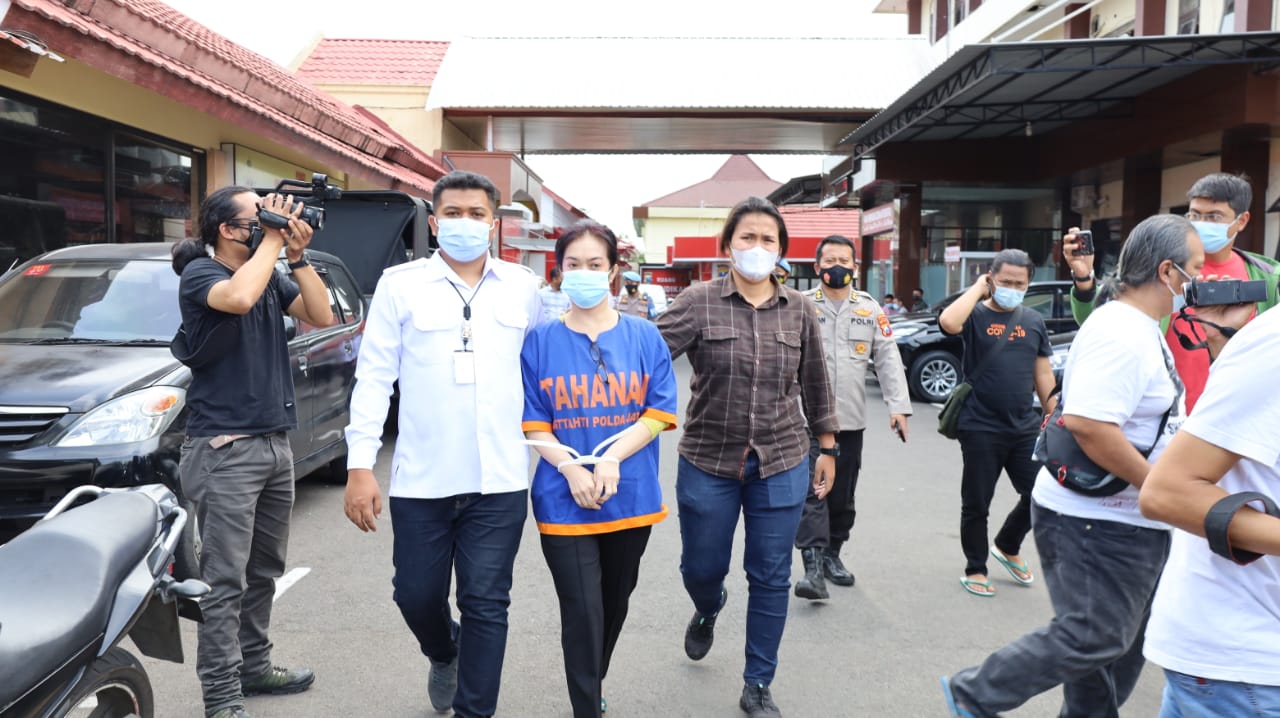 Wanita Residivis Penipuan Pembebasan Lahan, Dijebloskan Sel Polda Jatim.
