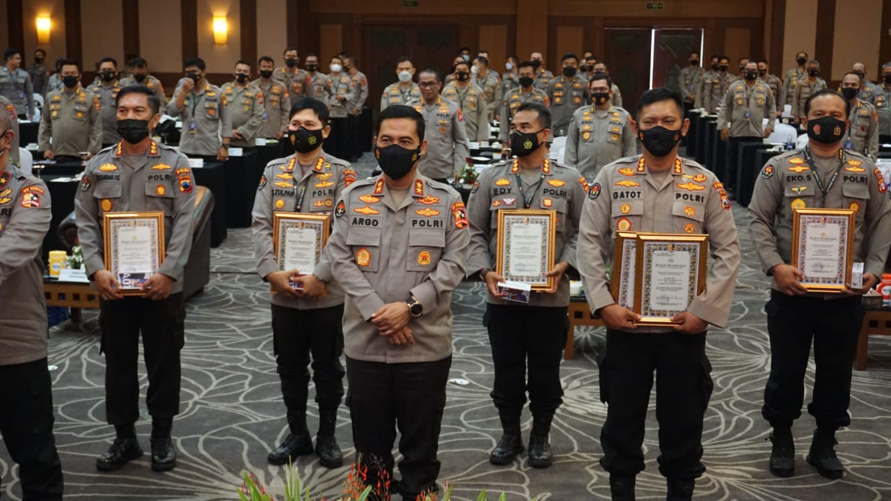 Humas Polda Jatim, Terima 2 Kategori Dari Humas Mabes PolriPenghargaan