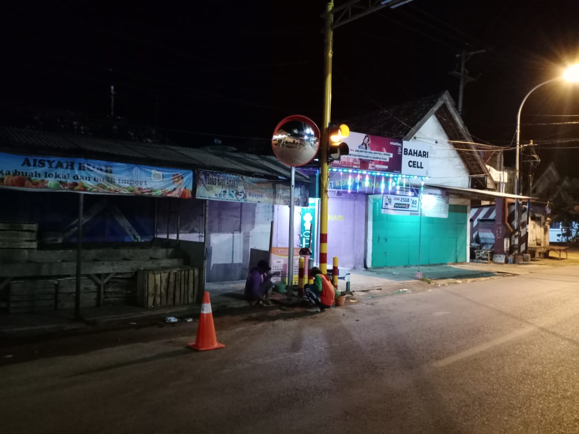 Antisipasi Kecelakaan, Dishub Sampang Pasang Cermin Cembung di Jalan Pantura