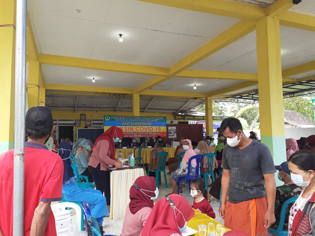 Warga Delik Sumber, Antusias Dan Rela Antri Ikut Vaksin di Balai Desa