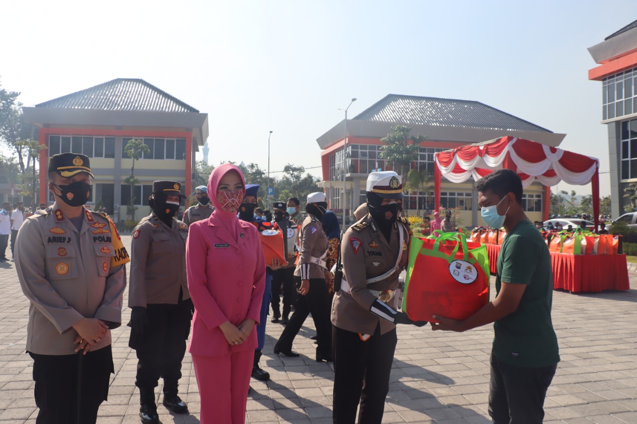 Peringati Hkgb ke 69 dan Hut Polwan ke 73, Polres Gresik Salurkan 400 Paket Sembako
