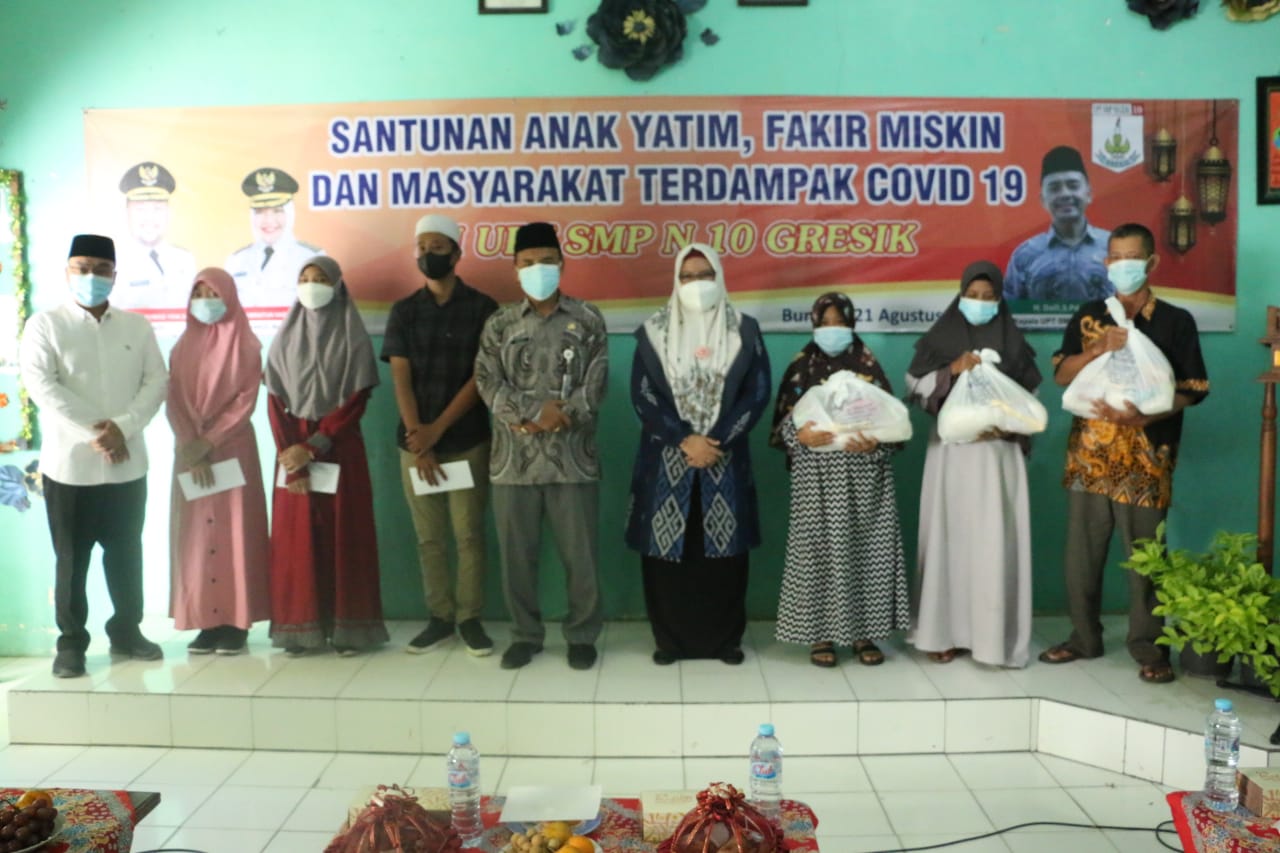 UPT. SMPN 10 Gresik Sigap Bantu Pemerintah, Bagikan Sembako Warga Terdampak dan Santunan Anak Yatim