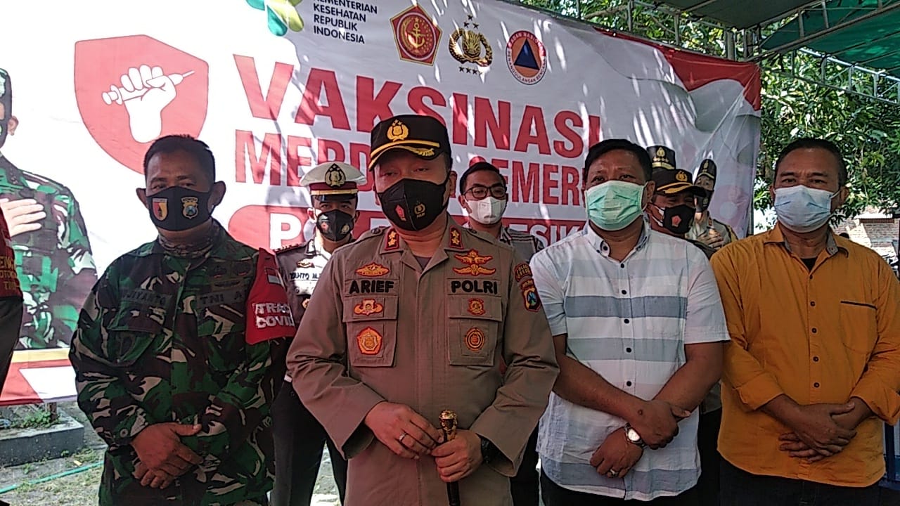 Kapolres Gresik Tinjau "Serbuan Gerai Vaksinasi Merdeka" di Polsek Menganti