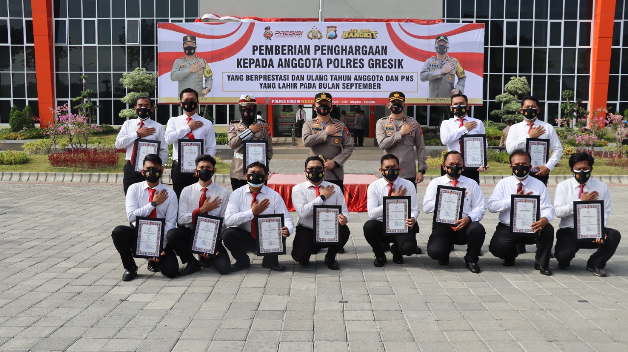 Apresiasi Kinerja, 15 Anggota Polres Gresik Dapat Reward Dari Kapolres