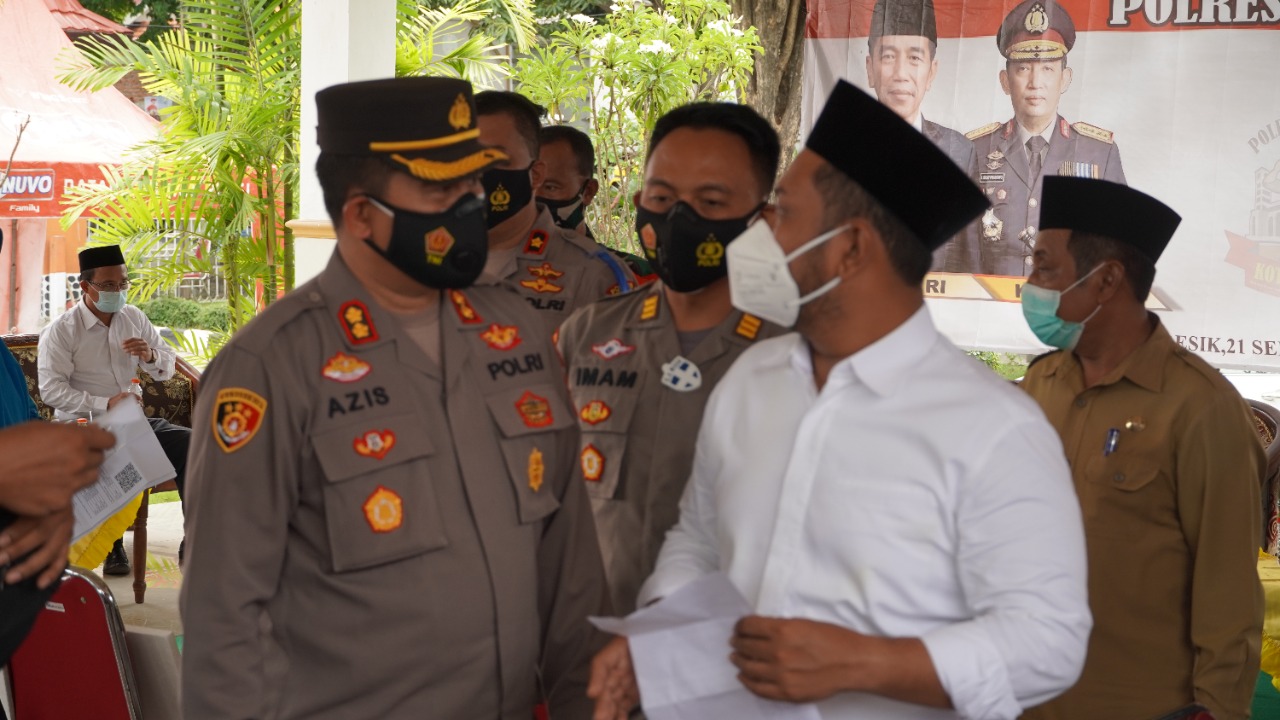 Kapolres Gresik Bersama Forkopimda, Salurkan Bantuan Tunai Pada PKL dan Warung