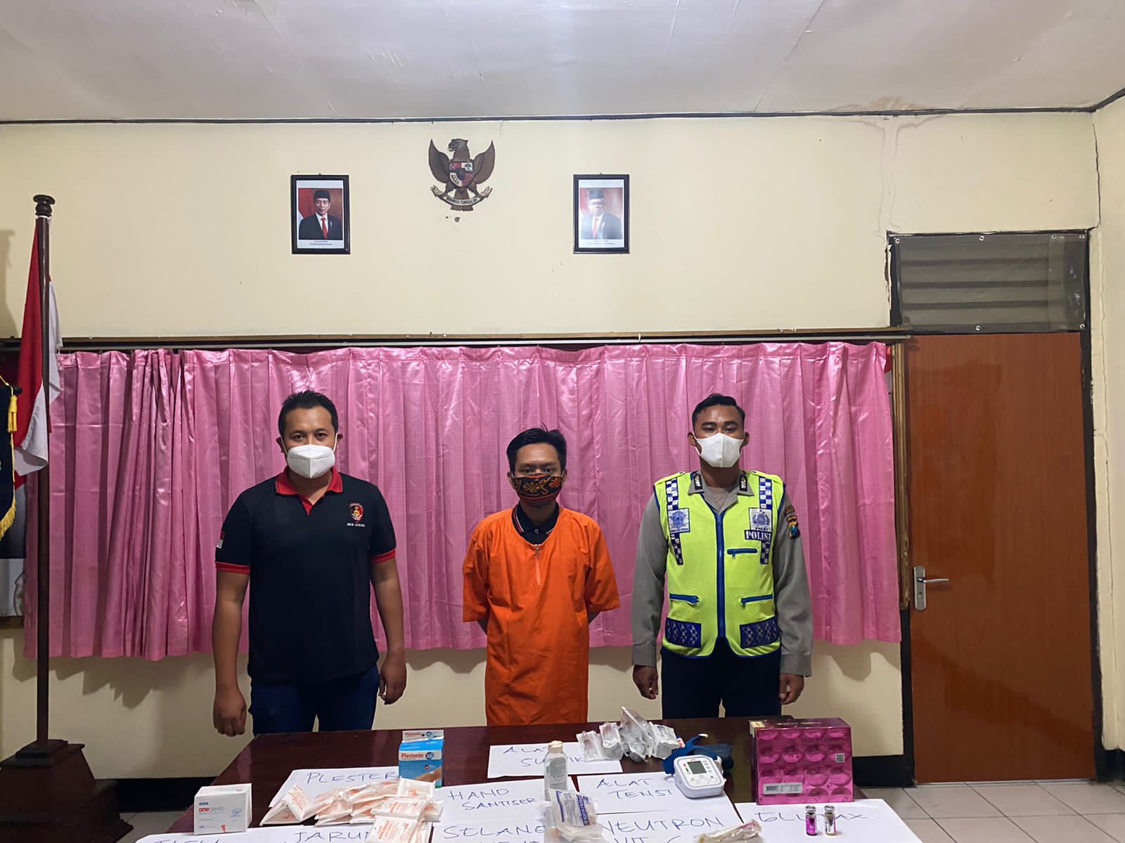 Langgar UU Kesehatan dan Praktek Kedokteran, Tukang Potong Rambut Ini Ditangkap Didalam Barbershop