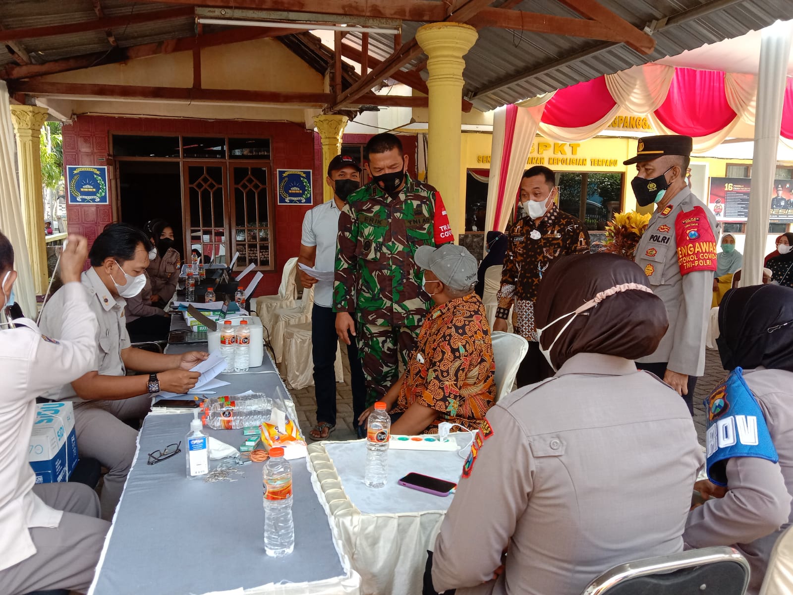 Pastikan Sampai ke Pedagang, Polres Gresik Kawal Program Bantuan PKL dan Warung "Btpklw"