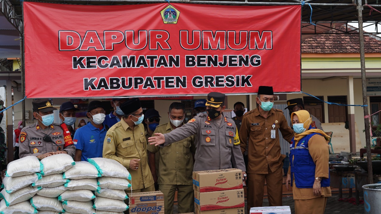 Dampingi Wagub Tinjau Tanggul Jebol di Desa Cermen, Kapolres Gresik Bantu Sembako Pada Warga