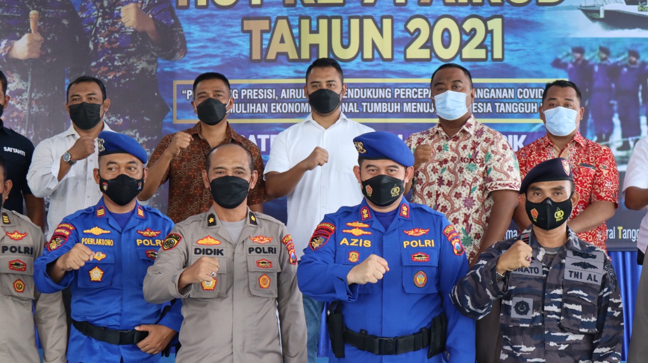 Di Momen HUT ke 71 Airud, Kapolres Gresik Bakar Jaring Trawl