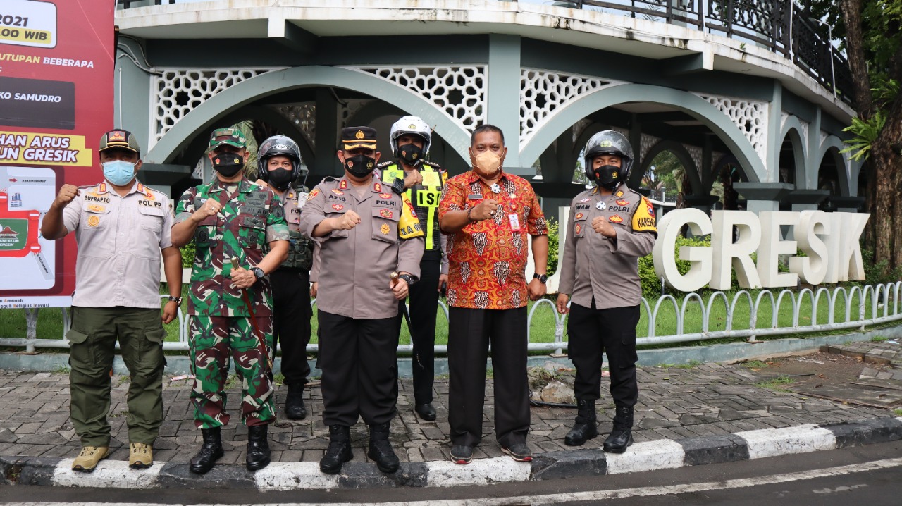 Kapolres Bersama Dandim Kendarai Motor Trail Tinjau Penutupan Alun-alun Gresik