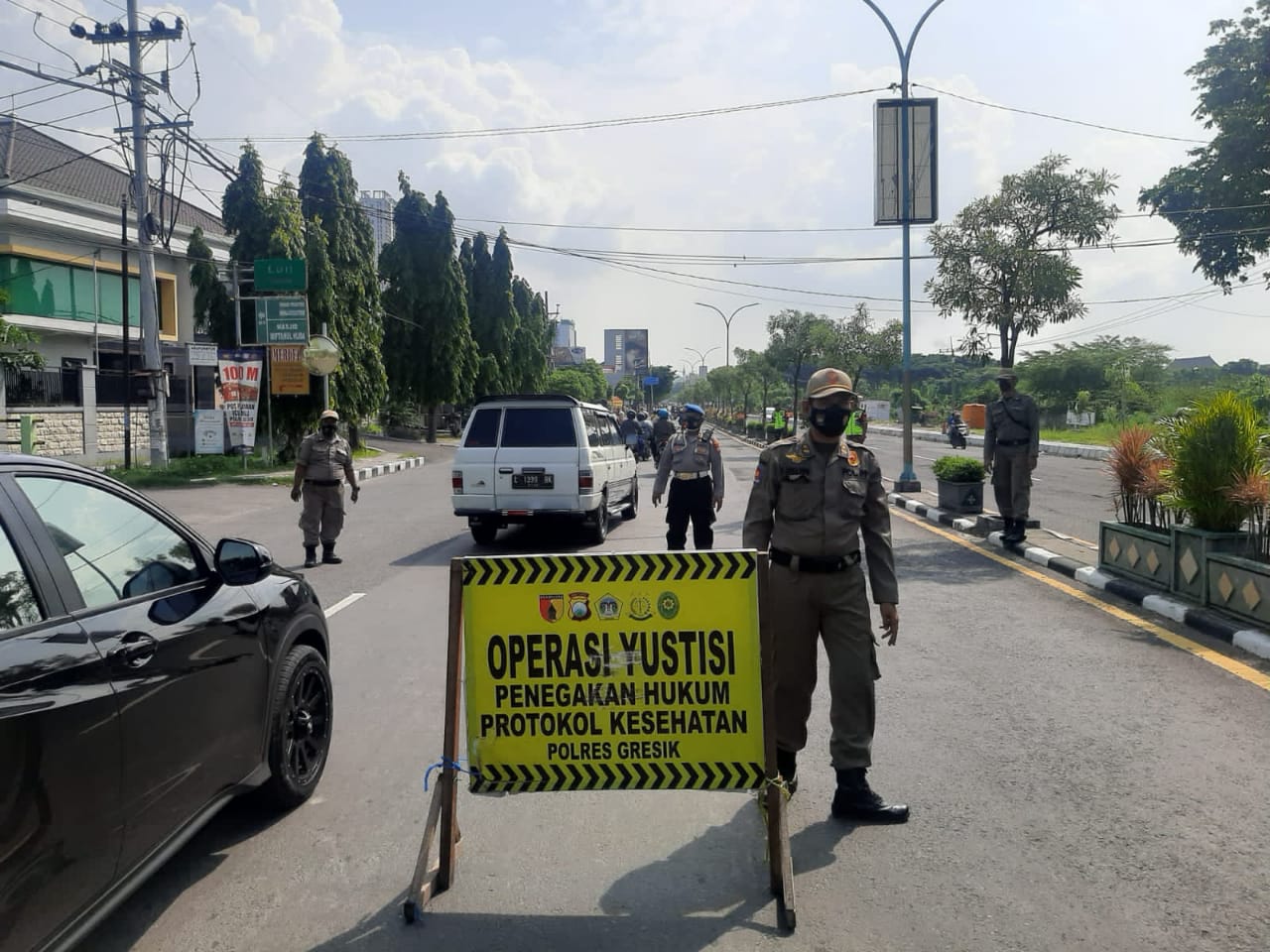 Polres Gresik, Ingatkan Warga Disiplin Prokes di Jalan Raya