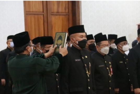 Gubernur Khofifah Lantik Penjabat Sekdaprov Jatim, Begini Pintanya Maki Jatim
