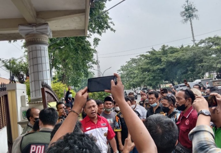 Dinilai Arogan, LSM dan Wartawan Unjuk Rasa Minta Kadindikbud Dicopot. Begini Tanggapan DPP PJI-D Jatim
