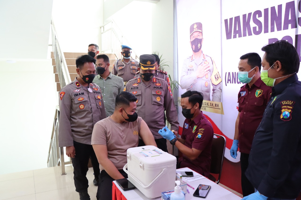 Ratusan Personel Polres Gresik, Terima Vaksinasi Booster
