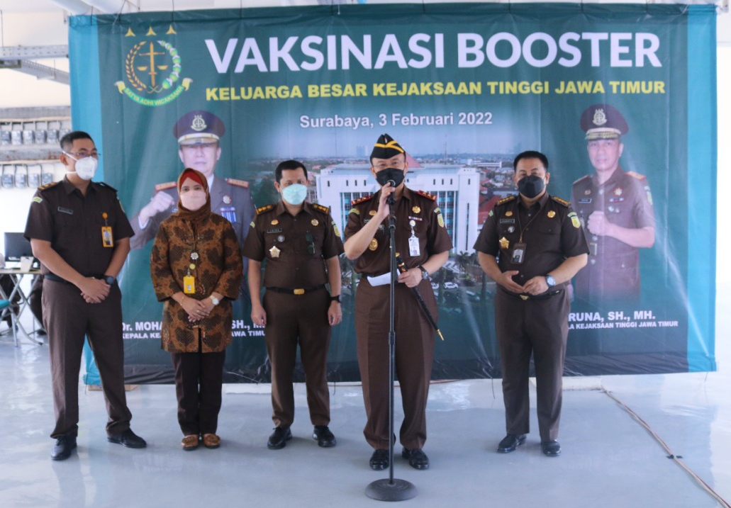 CEGAH PENYEBARAN VIRUS COVID 19 VARIAN OMICRON, KEJATI JATIM GELAR VAKSINASI BOOSTER