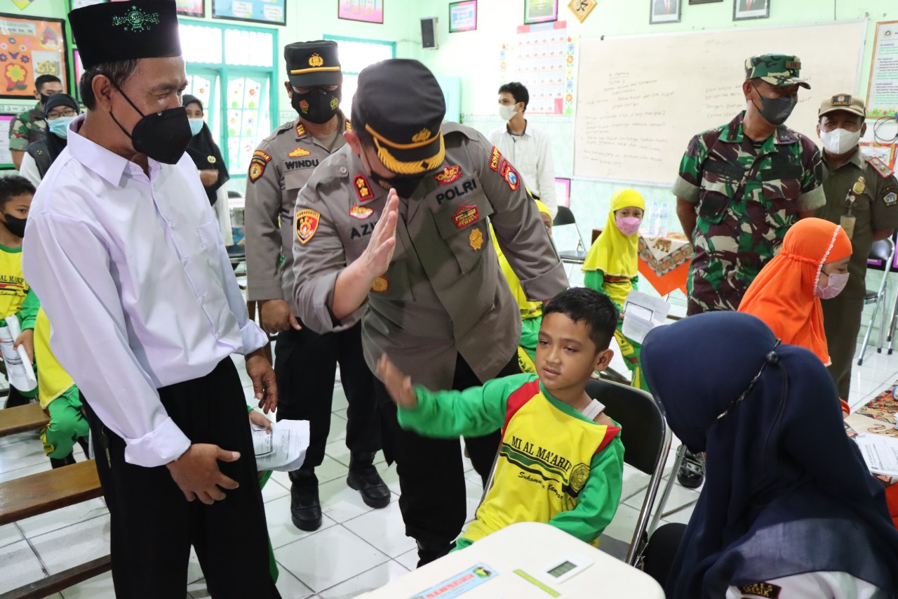 Kapolres Gresik, Diajak Tos Anak MI Usai Vaksinasi Covid-19