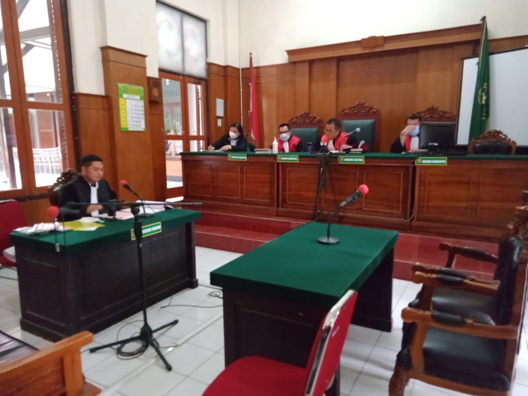 BELI RATUSAN BURUNG SATWA YANG DILINDUNGI DARI KALIMANTAN, SEHARGA Rp. 25 JUTA, KHAFIS DAN APRILLIAN DIADILI