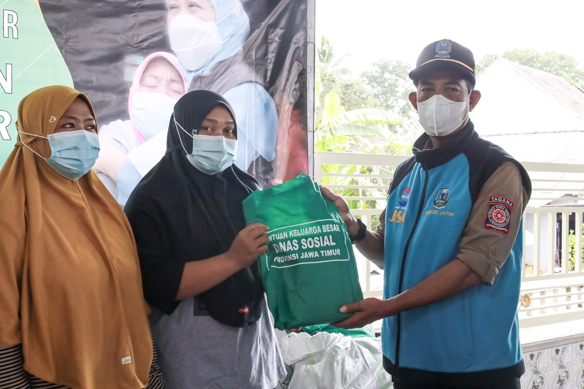 Peduli Kemanusiaan, Keluarga Besar Dinsos Jatim Bagikan Ratusan Sarung dan Mukenah pada Warga Terdampak Erupsi Semeru