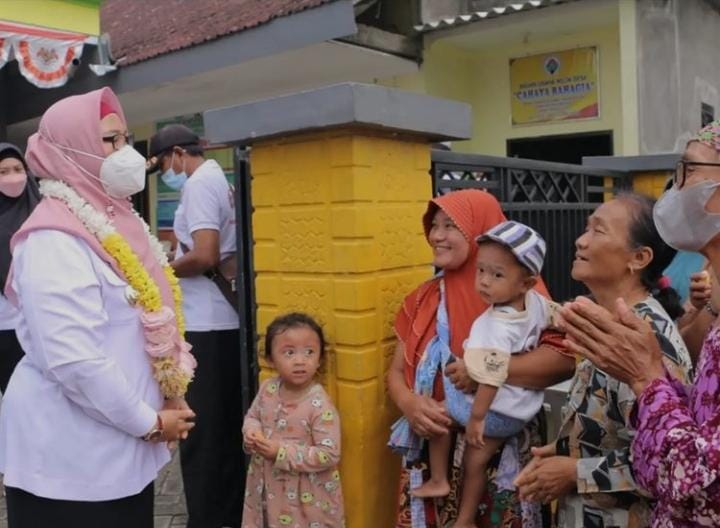 Ngantor Di Desa Lundo, Wabup Bu Min Tinjau Anak Sungai Kali Lamong, Jalan Poros Desa, Dialog dan Dengar Wadulan Warga