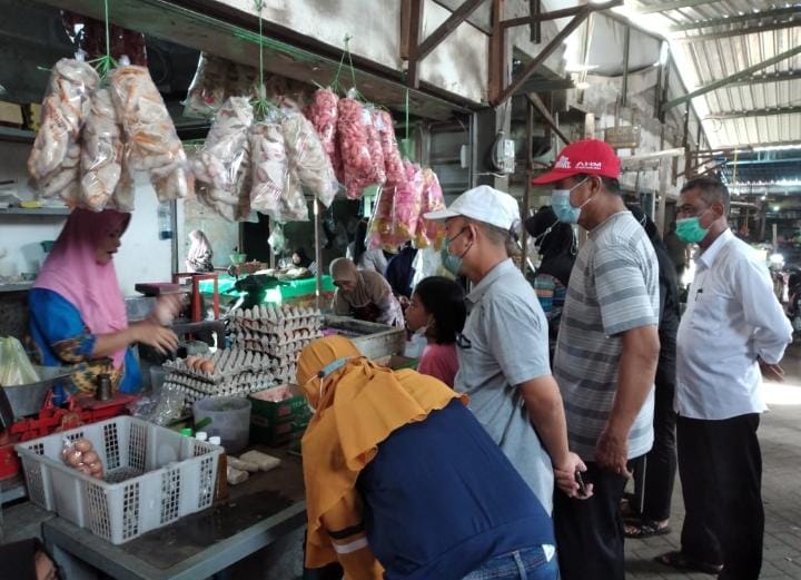 Pantau bahan pokok, Camat Umar Hasyim Blusukan ke Pasar Tradisional