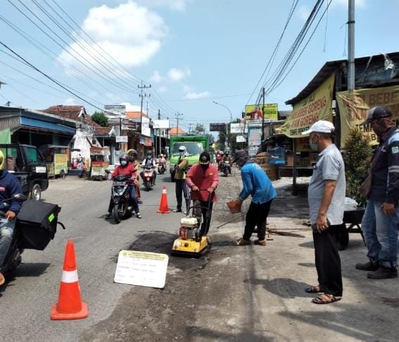 Camat Cerme, Pantau Langsung Proses Perbaikan Jalan