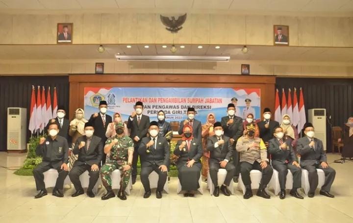 Lantik Dewan Pengawas dan Direksi Perumda Giri Tirta, Bupati Gus Yani Tekankan Dua Hal Ini