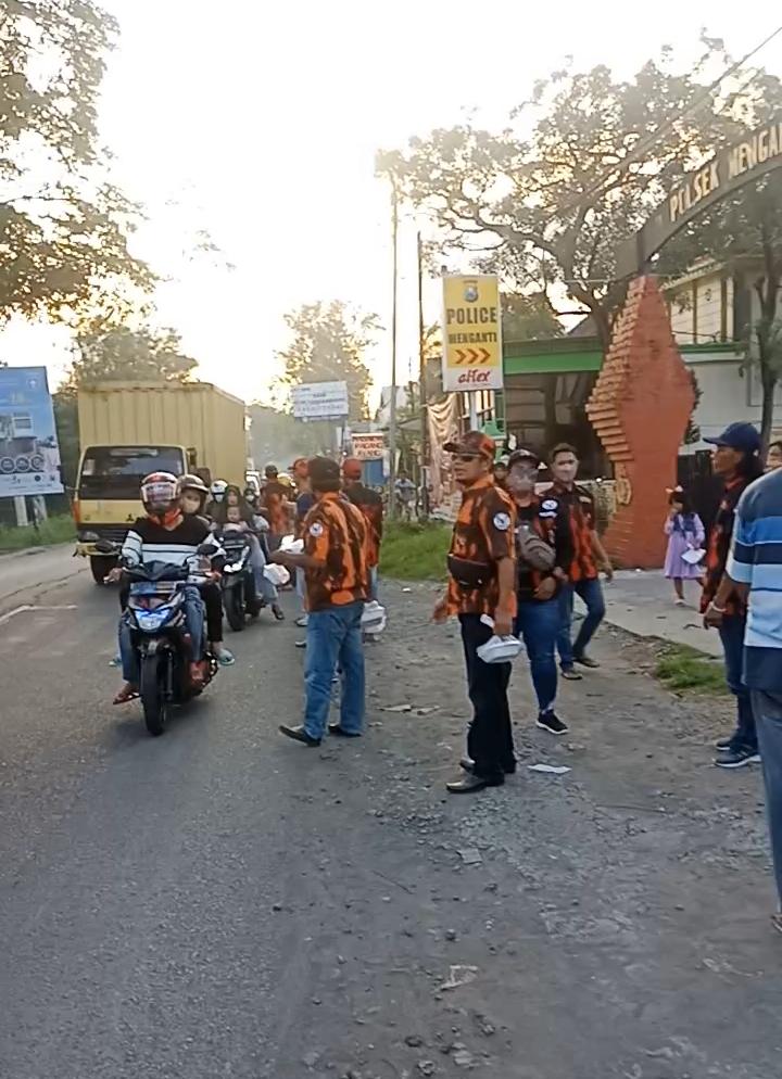 Gandeng Kepolisian, Pemuda Pancasila PAC Menganti Bagikan Ratusan Takjil