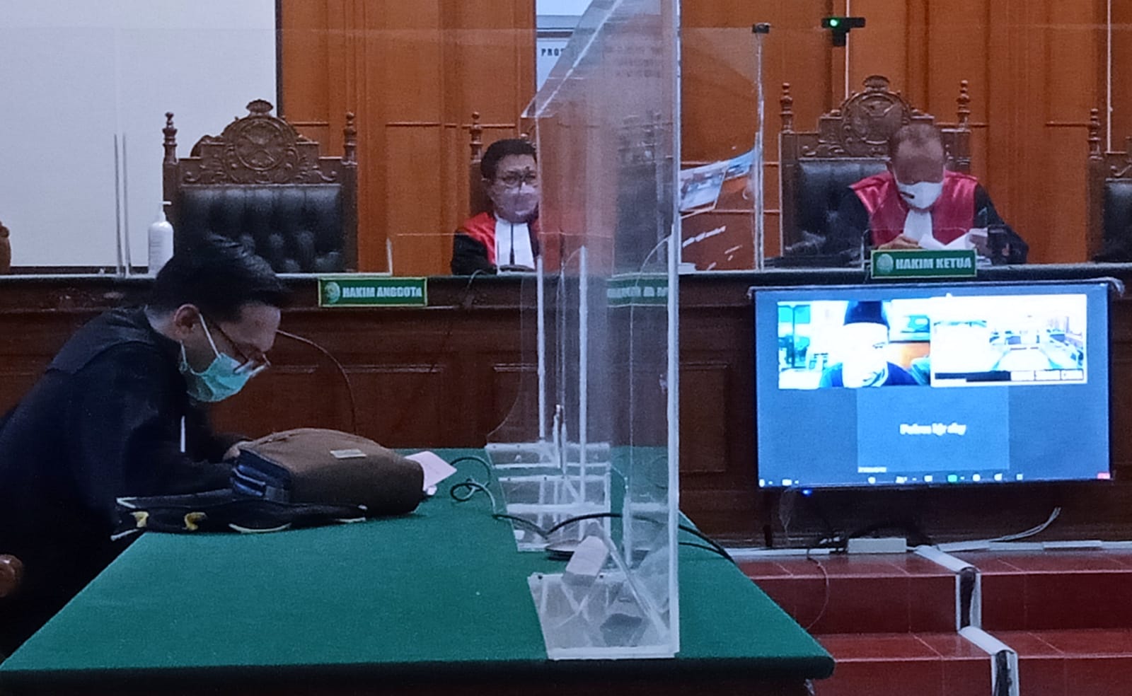 AMBIL RANJAU 10 PIL EKSTACY, JUGA EDARKAN PIL PSIKOTROPIKA, MUHAMMAD HUDA DIBUI 6 TAHUN, DENDA Rp. 1,8 MILIAR.