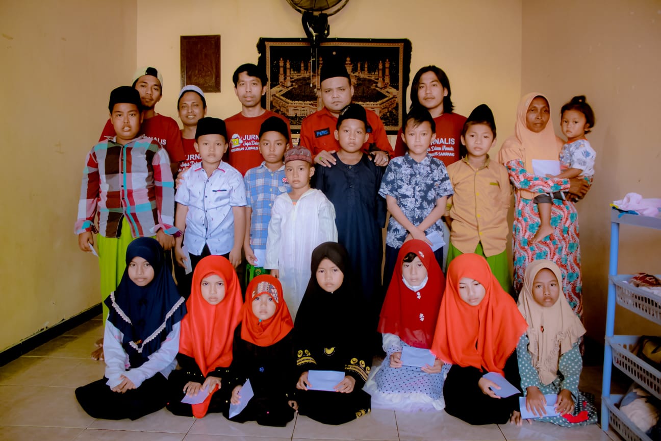 Persatuan Jurnalis Sampang Santuni 25 Anak Yatim dan Berbagi Sembako Pada Janda Tua