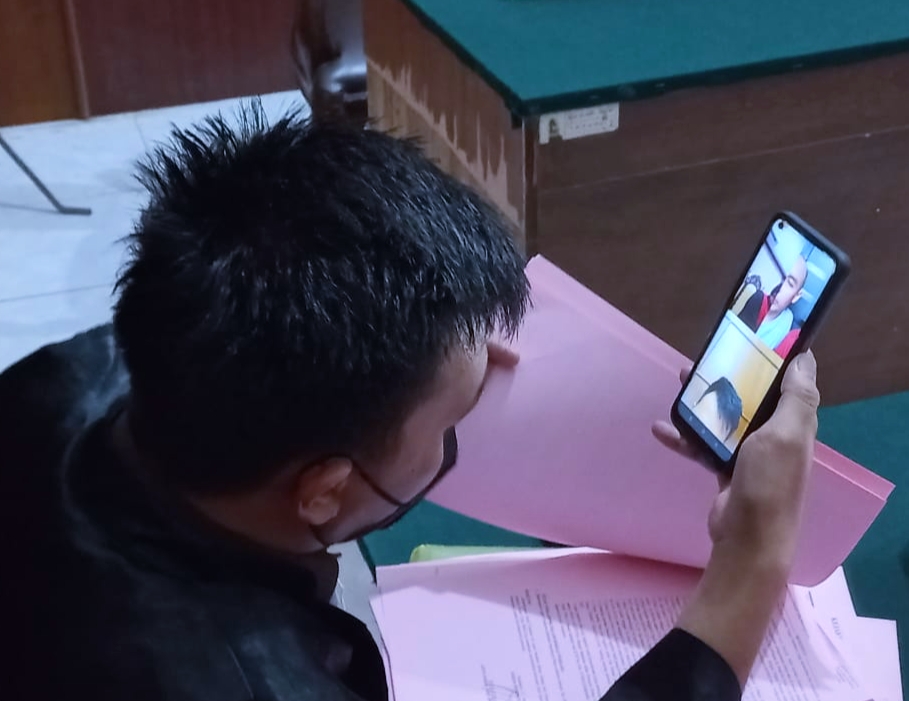 GELAPKAN UANG TOKO LISTRIK SENILAI Rp.275 JUTA, DAUD DAN IWAN DITUNTUT 2 TAHUN BUI