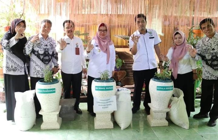 Wabup Aminatun Habibah, Apresiasi Program Ayo Sinau Bareng dan Dukung SMPN 2 Gresik Sebagai Sekolah Adiwiyata Mandiri