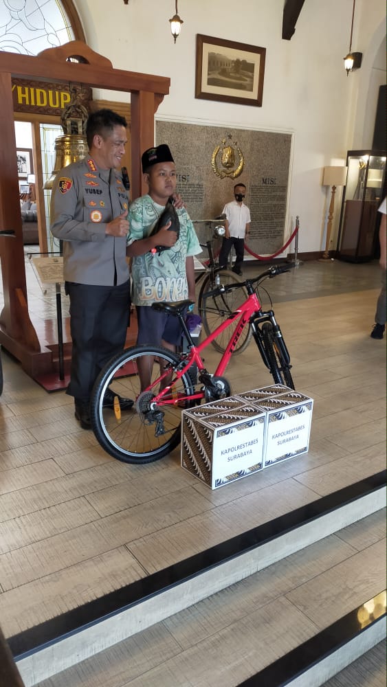 Kapolrestabes Surabaya Beri Sepeda Pada Rangga Donat, Bhabinkamtibmas Bantu Permodalan Nasi Babat Ibunya 