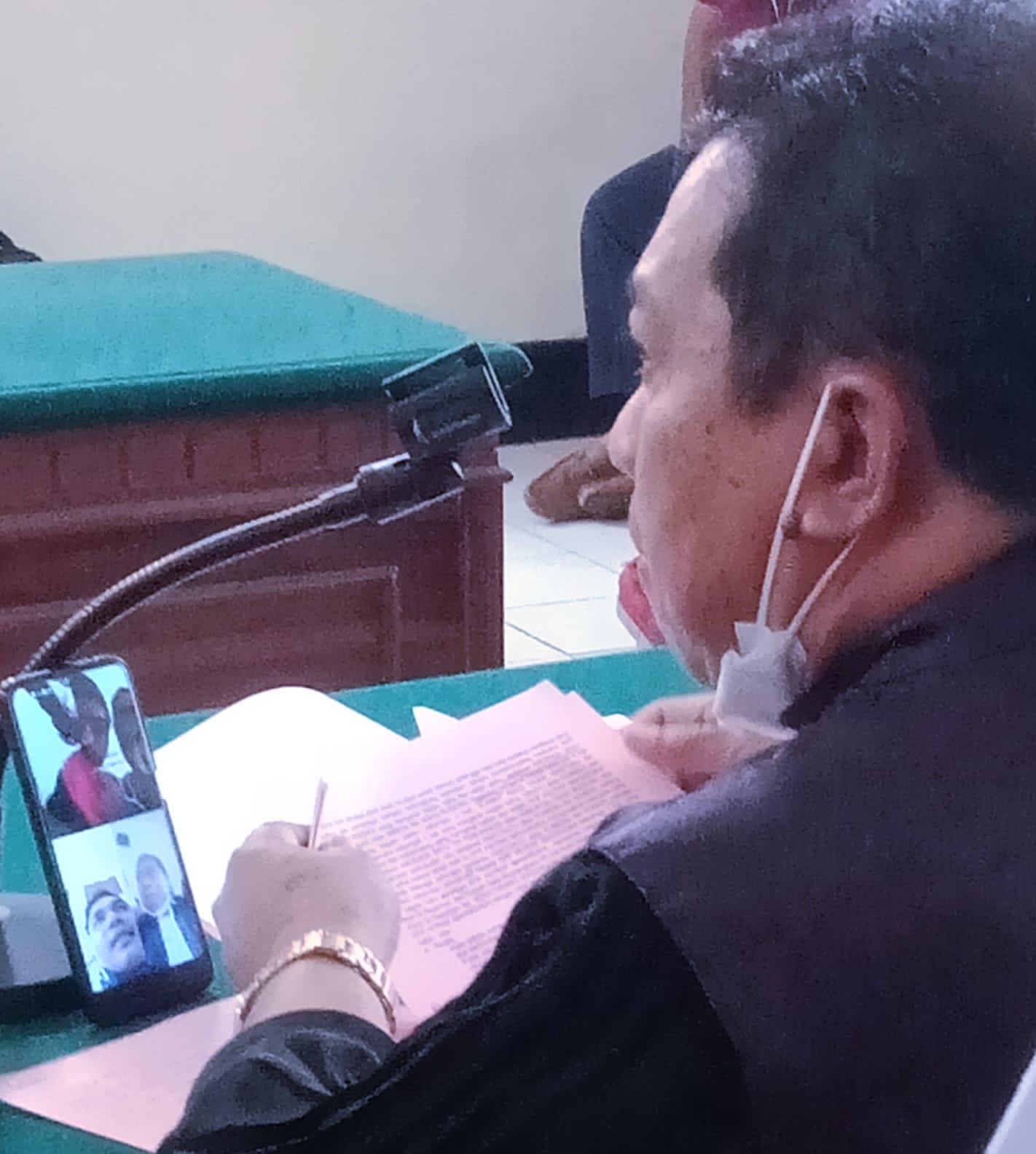 ASIK MABUK - MABUKAN BERAKHIR PENGEROYOKAN, HARIYANTO DAN ANOGARA DITAHAN, TERDAKWA SLAMET BERI KESAKSIAN