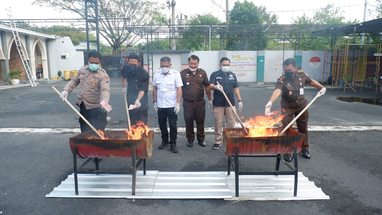 KEJARI SURABAYA, LAKUKAN PEMUSNAHAN BARANG BUKTI SEBANYAK 12 PERKARA