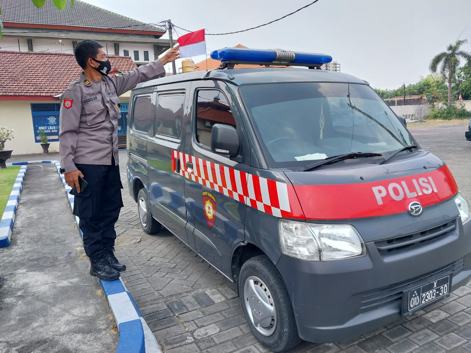 Bukti Setia Pada NKRI, Polres Gresik Pasang Bendera Merah Putih di Kendaraan Dinas